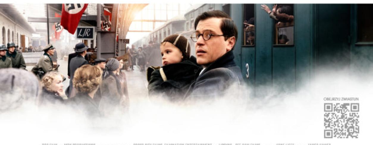 Plakat filmu JEDNO ŻYCIE. Mężczyzna i kobieta patrzący ze zmartwionym wyrazem twarzy.  Poniżej mężczyzna na peronie kolejowym trzymający dziecko na rękach. W tle powiewają hitlerowskie flagi.