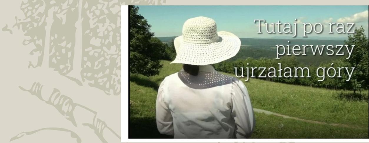 Plakat zapraszający na wydarzenie. Kobieta w białej sukni i białym kapeluszu stojąca na pagórku i oglądająca krajobraz