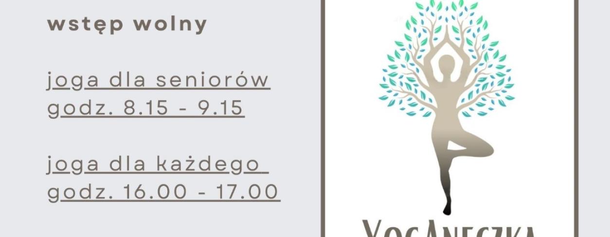 plakat informacyjny z dużym logiem studia jogi które prowadzi zajęcia logo to duże drzewo z zieloną koroną 