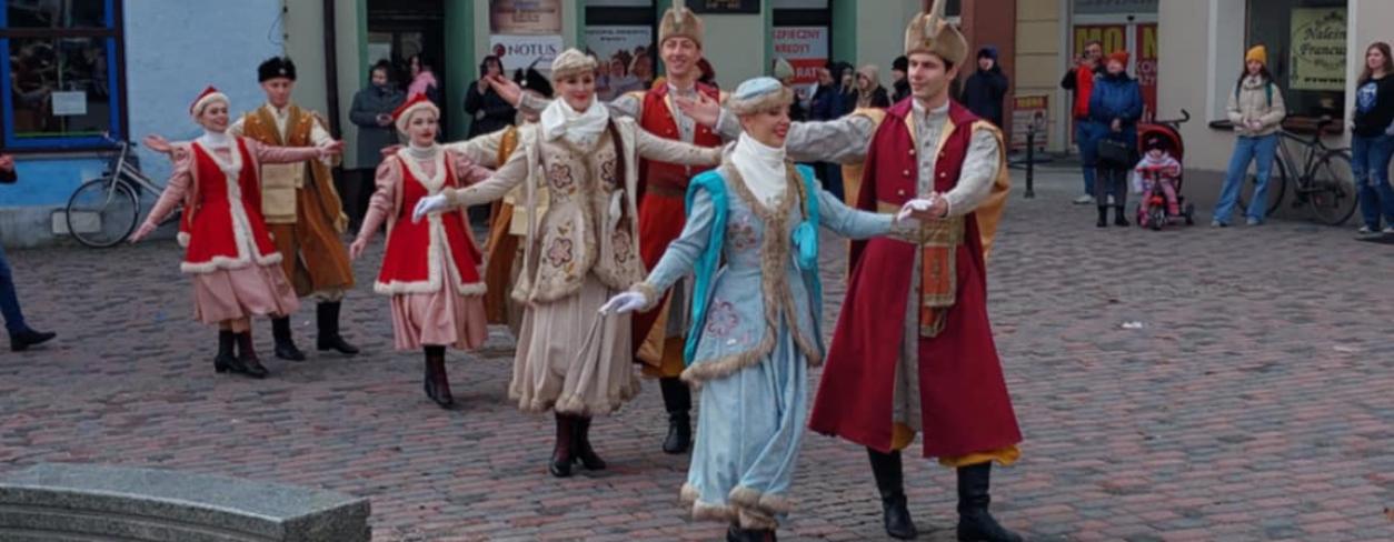 zgromadzeni mieszkańcy wraz z maturzystami na Rynku Lublinieckim podczas odtańczenia poloneza w tle kamienice rynku