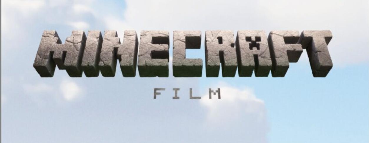 świat Minecrafta z kamiennym tytułem na środku nad nim lata kwadratowa puchata pszczoła a na ziemi w tle widać kwadratowe wzgórza porośnięte trawą