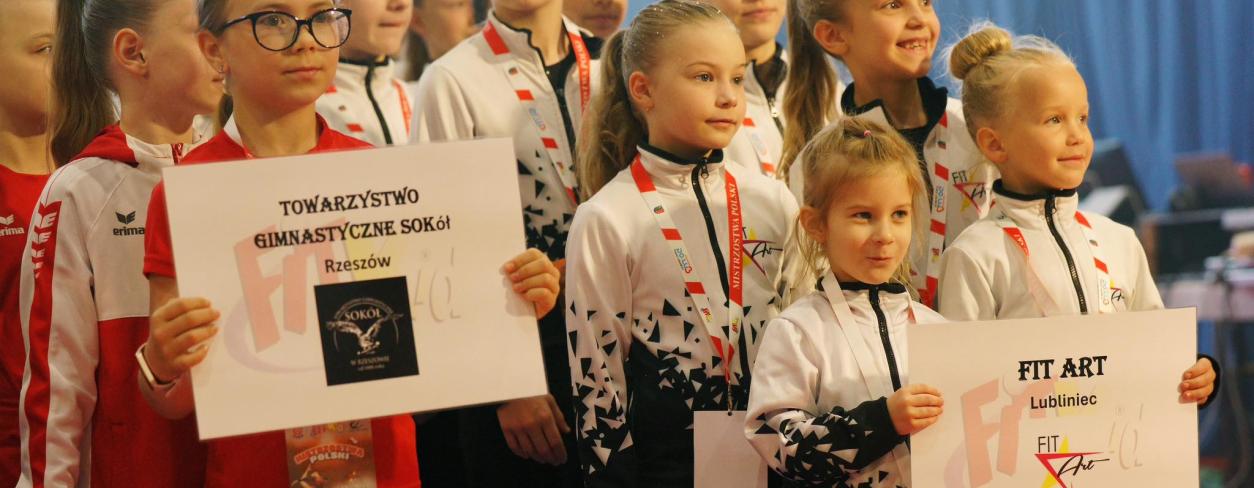 zdjęcie członkiń Fit Art w dresa reprezentujących klub na zawodach 