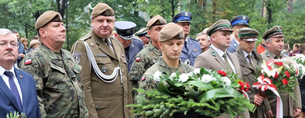 złozenie kwiatów przez zołnierza na pomniku pamieci wydarzeń 8 wrzesnia w Ciepielowie, na drugim planie przedcawiciele jednostek bioracych udział w uroczystosci