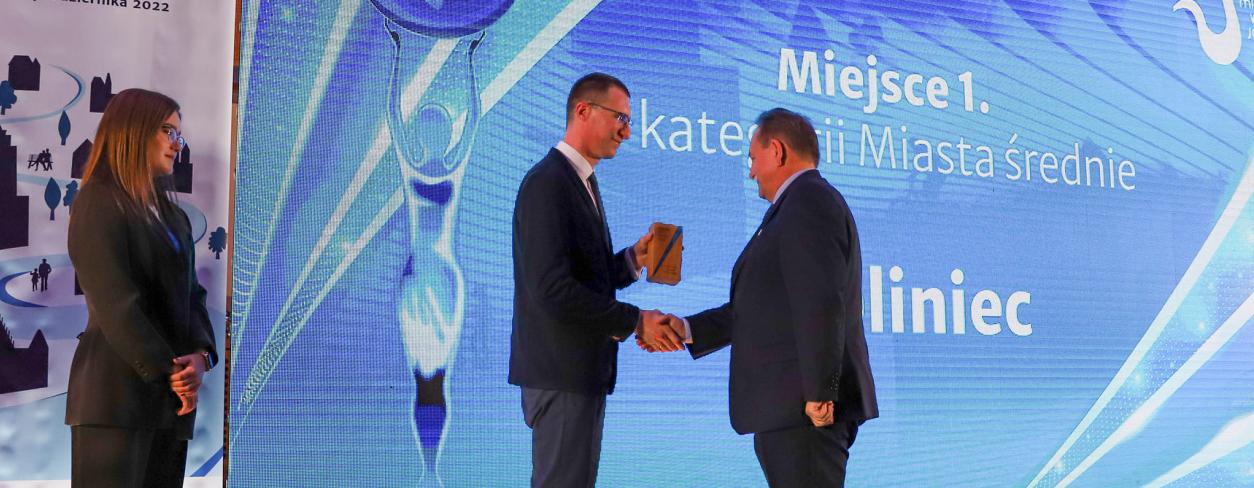 Burmistrz Edward Maniura odbiera nagrodę Water City na scenie centrum kongersowego  Politechniki Wrocławskiej