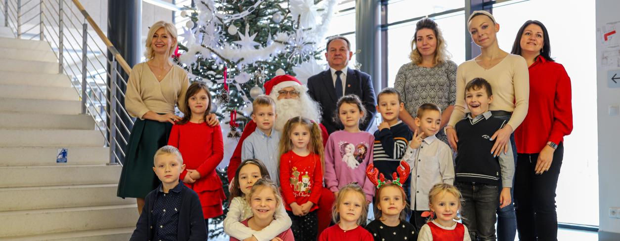 Dzieci i Panie z Przedszkola Językowego Wyspya Szkrabów z władzami miasta w Lubitece