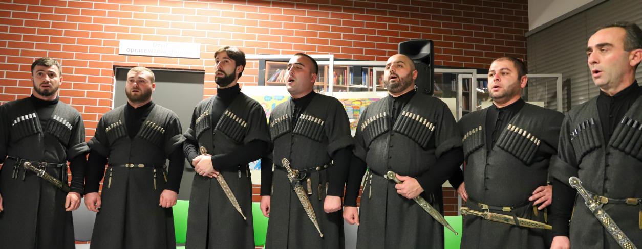 Członkowie zespołu  KHAREBA z gruzji podczas koncertu muzyki ludowej w strojach ludowych