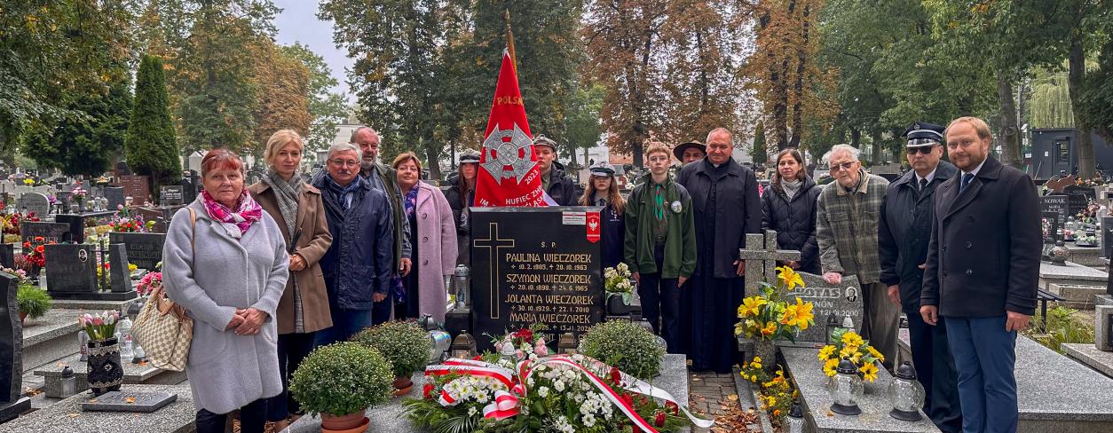 uroczystość na  cmentarzu parafialnym w Lublińcu na którym oznaczono grób weterana