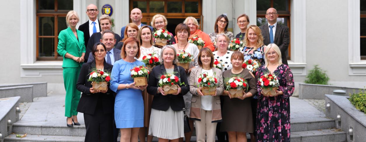 Nagrody Burmistrza Miasta Lublińca na zdjęciu nauczyciele, dyrektorzy i przedstawiciele Władz Miasta