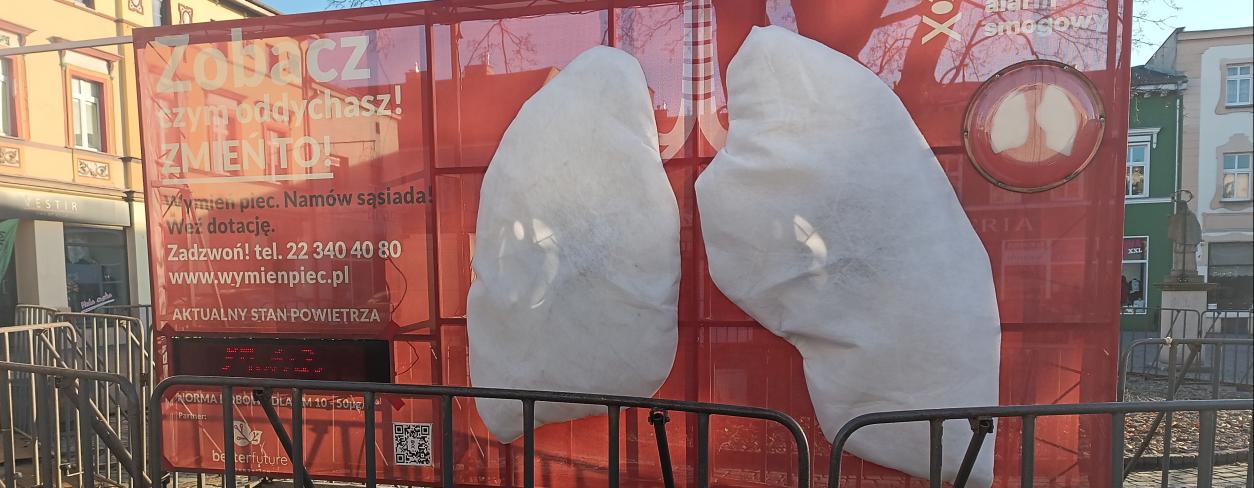 Płuca smogowe instalacja pokazująca zanieczyszczenie powietrza stojąca na lublinieckim rynku