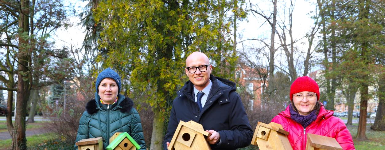 Wiceburmistrz Gabriel Podbioł oraz pracownicy Referatu ds. Środowiska i Klimatu 