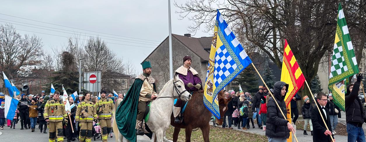 Orszak Trzech Króli 2024 idący ulicami miasta 