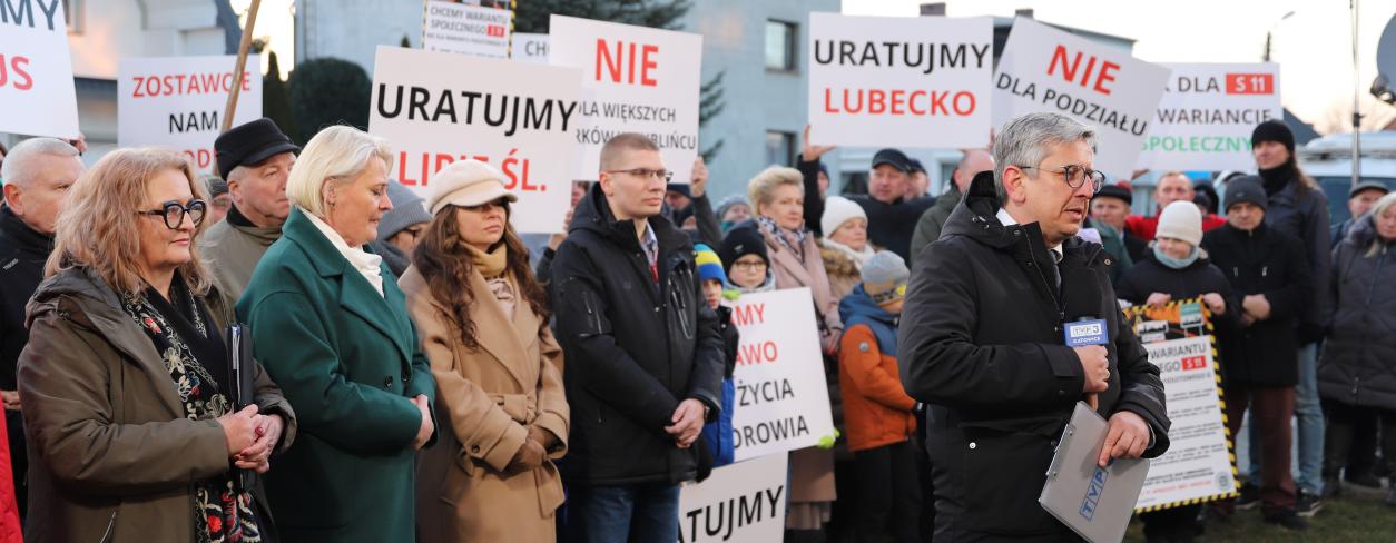 Na zdjęciu radni Rady Miejskiej, sekretarz miasta Monika Breguła oraz dziennikarz TVP3