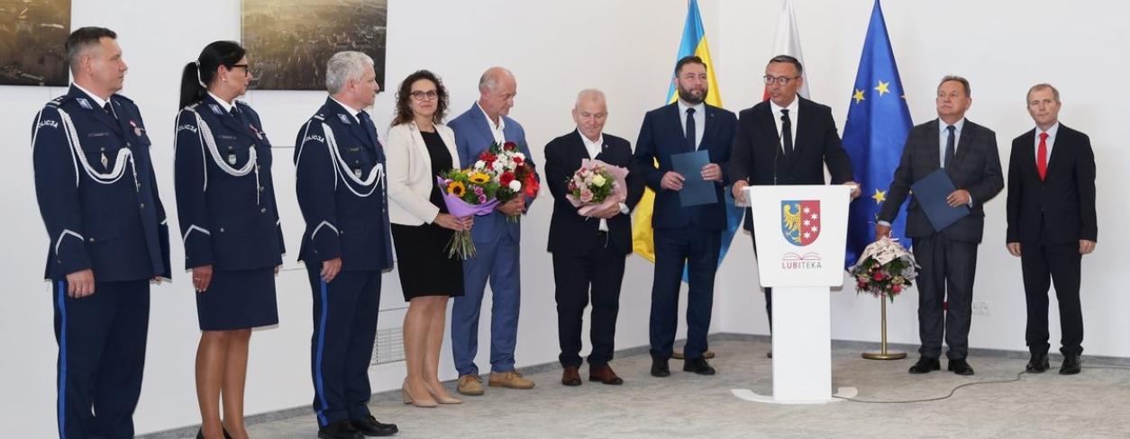 Na zdjęciu przedstawiciele KPP oraz samorządowcy powiatu lublinieckiego 