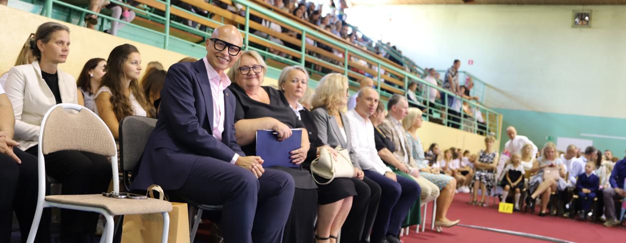  zastępca burmistrz miasta Gabriel Podbioł, dyrektor szkoły SP ,  przewodnicząca Rady Miejskiej Iwona Janic wraz z radnymi - Iwoną Ochman i Adamem Richterem