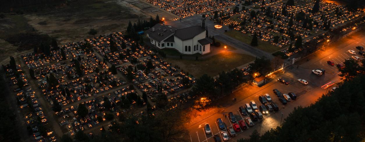 cmentarz komunalny w Lublińcu zdjęcie nocą z lotu ptaka