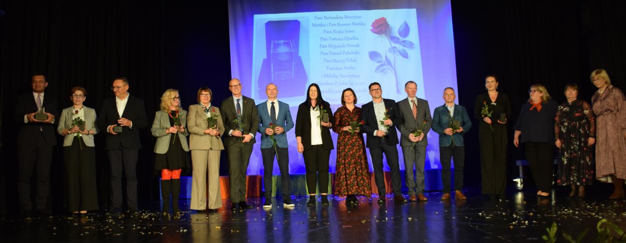 goście i osoby wyróżnione jako zasłużeni dla SP 1 na scenie MDK w Lublińcu 