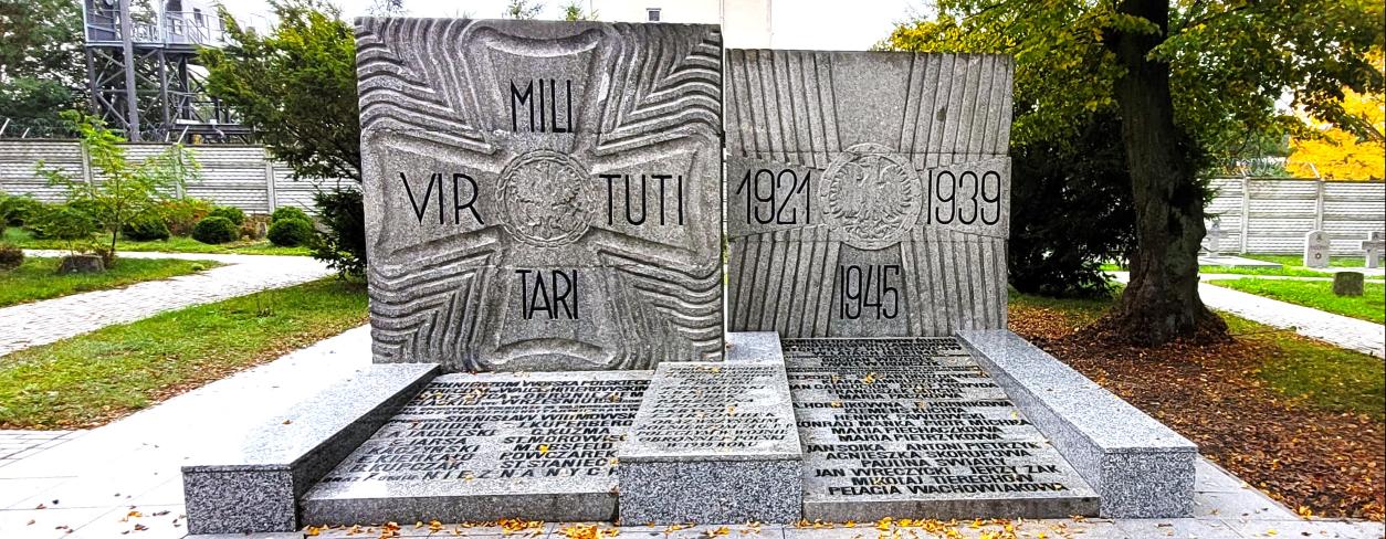 Pomnik Poległych na Cmentarzu Wojskowym 