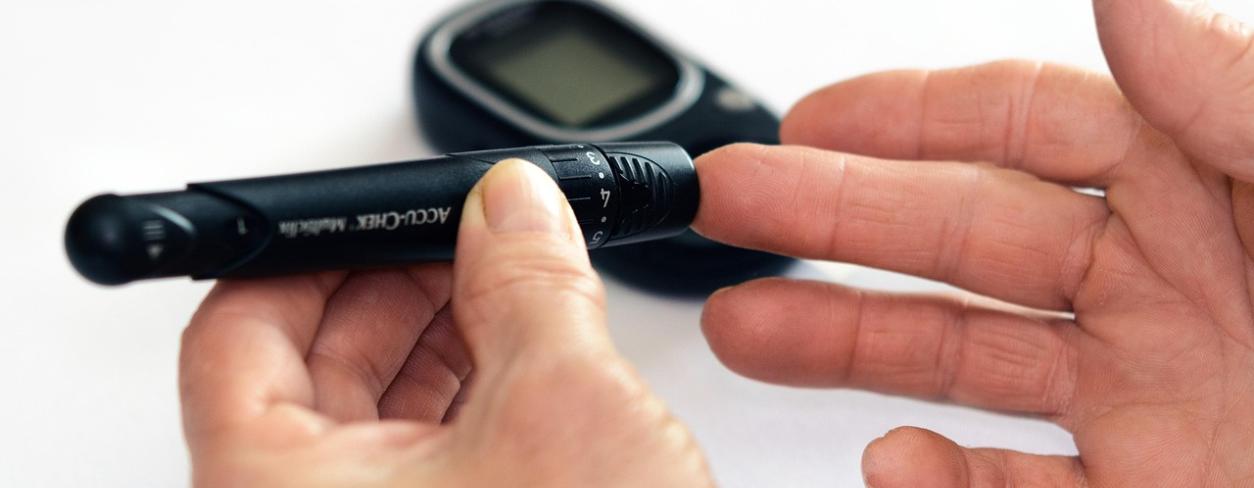 Pobieranie krwi z palca glukometrem