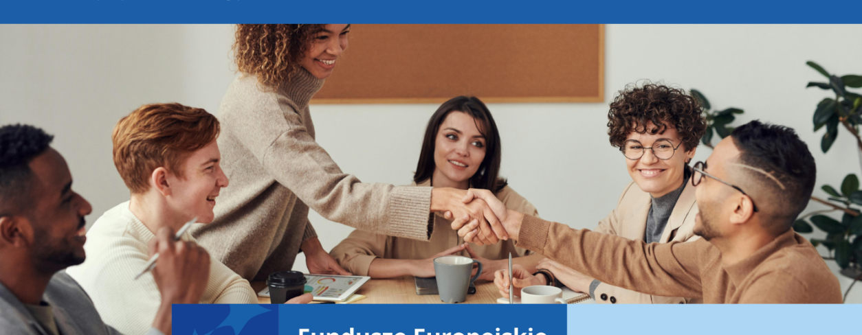 Grupa osób na szkoleniu 