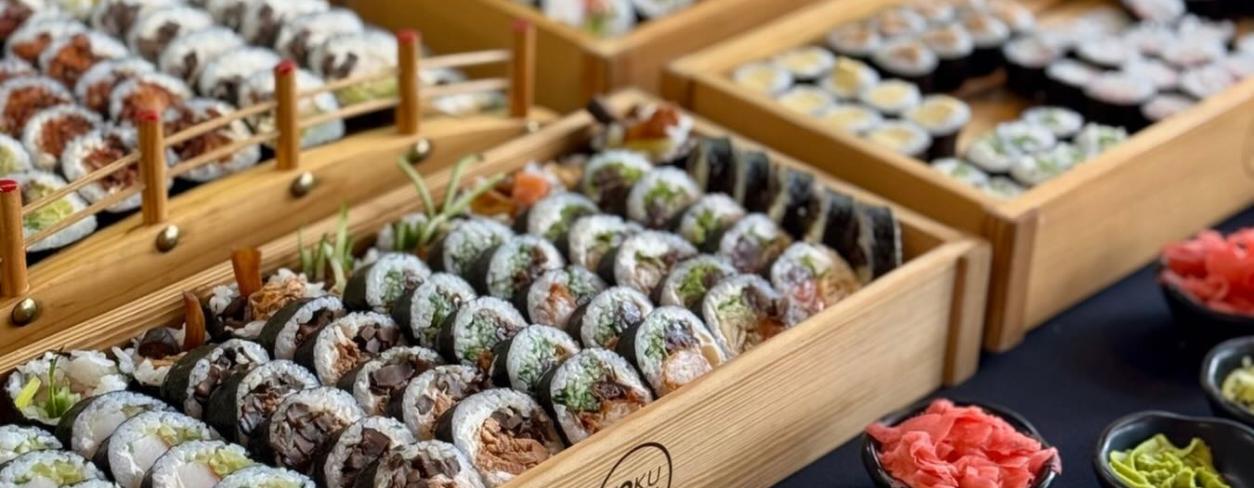 Zestawy sushi na stole, źródło: Koko Sushi Lubliniec 