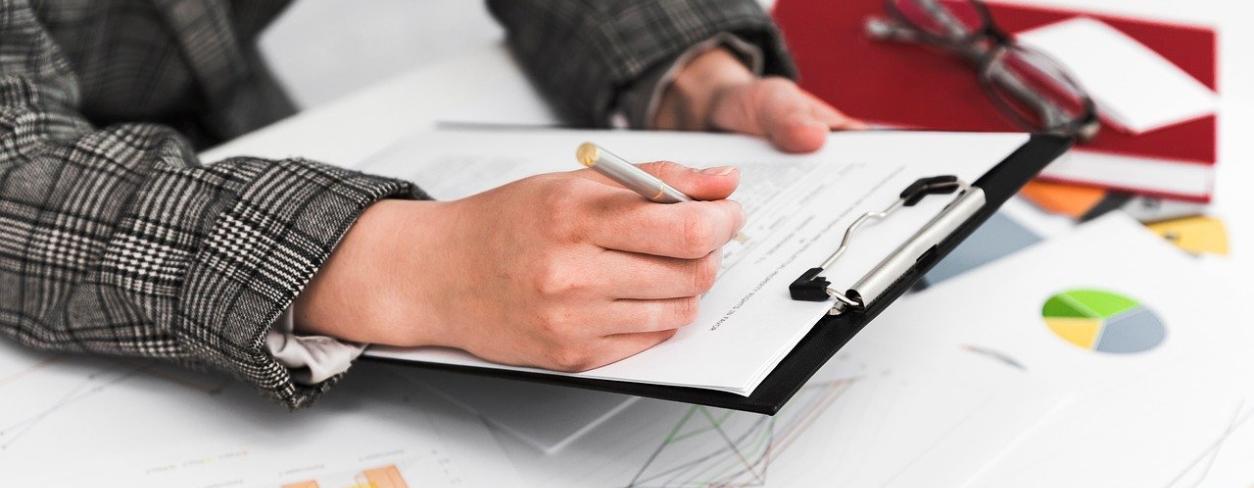 Pracownik wypełniający dokumenty 