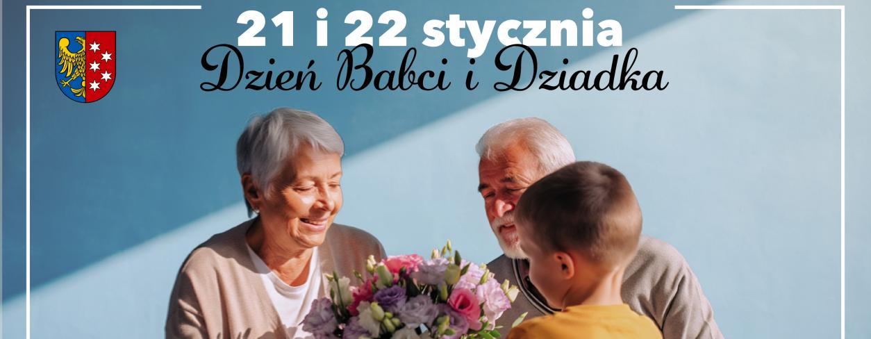 Babcia i dziadek siedzący przy niebieskiej ścianie przodem do aparatu i chłopiec wręczający bukiet kwiatów tyłem do aparatu w żółtej bluzie 