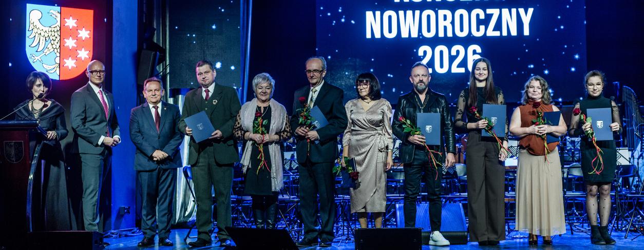 Laureaci Nagrody Burmistrza w dziedzinie kultury oraz przedstawiciele władz miasta 
