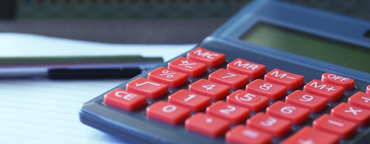 Kalkulator, długopis i pióro 