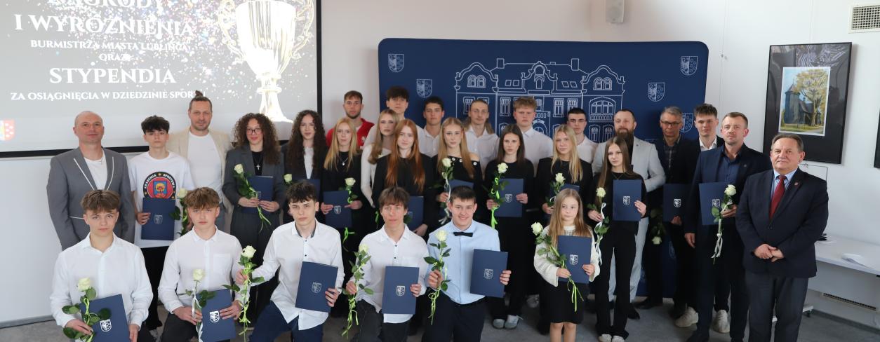 Zdjęcie grupowe osób nagrodzonych 