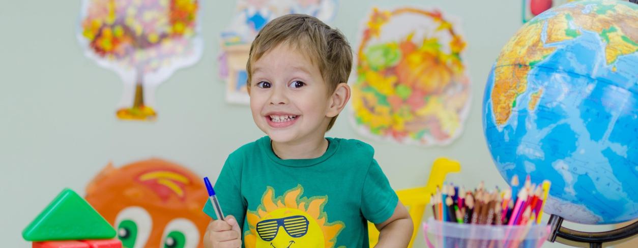 Dziecko bawiące się przy stoliku 