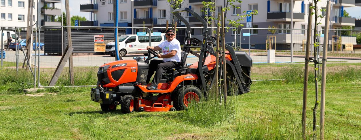 Burmistrz miasta Lublińca koszący trawę przy ul. Wilniewczyca w Lublińcu 