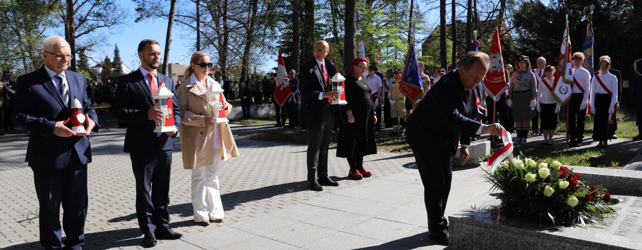 Delegacja władz miasta składająca kwiaty pod Pomnikiem Poległych 