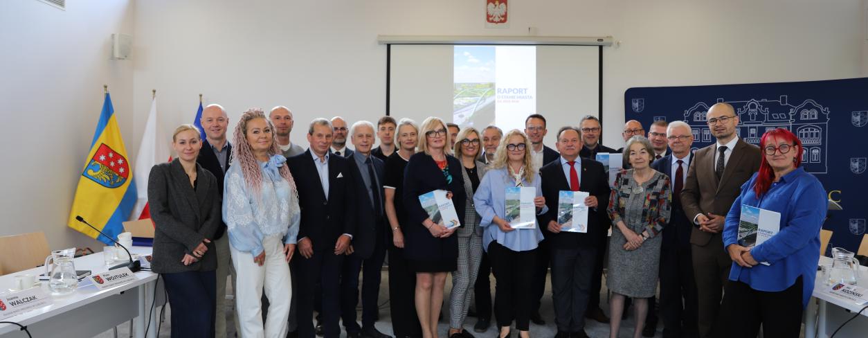 Radni Rady Miejskiej oraz władze miasta Lublińca w sali konferencyjnej - zdjęcie grupowe 