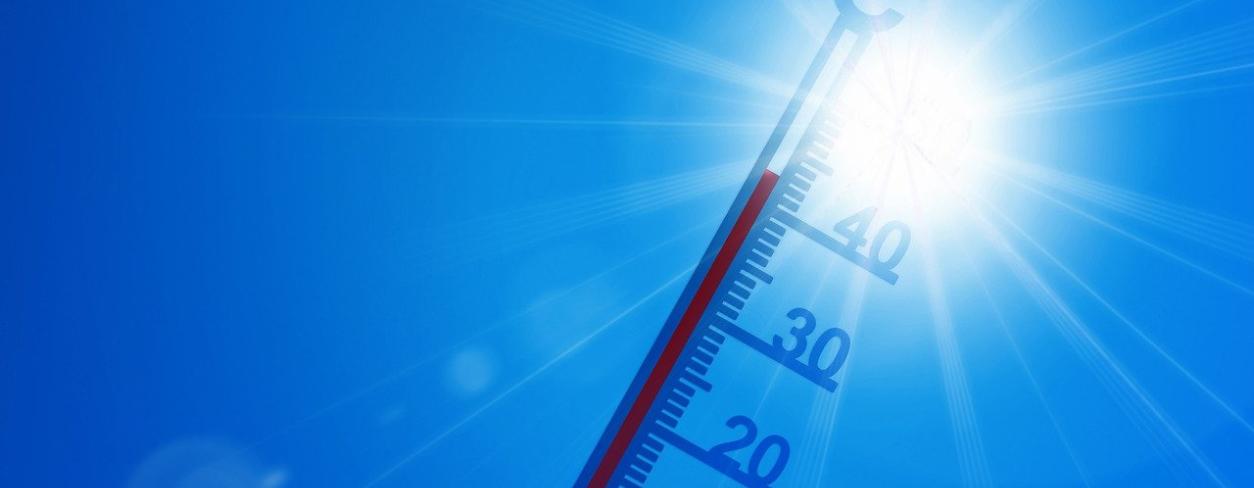 Termometr na słońcu wskazujący wysoką temperaturę 