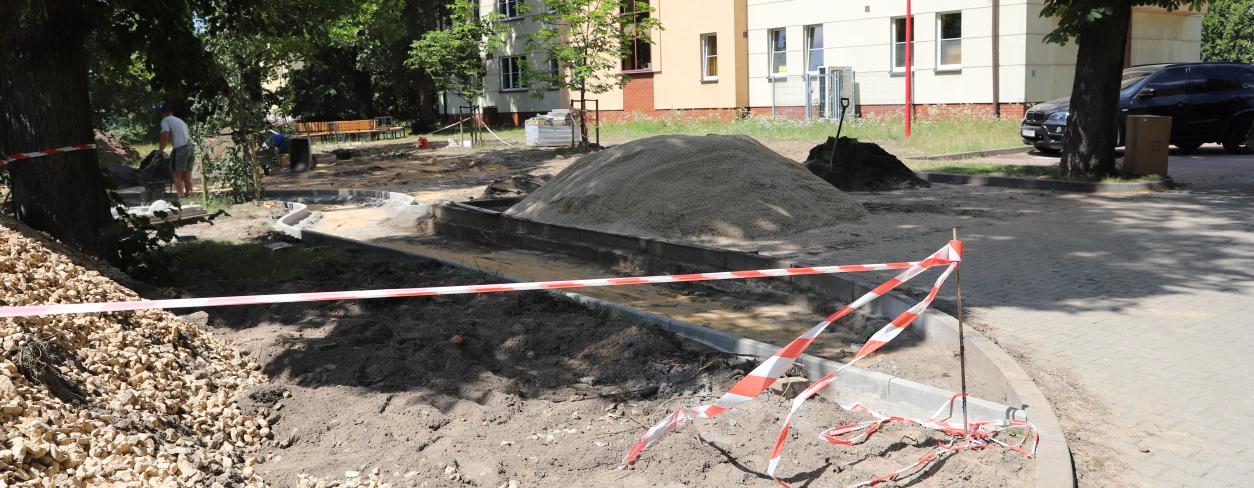 Teren budowy przez Urzędem Miejskim 