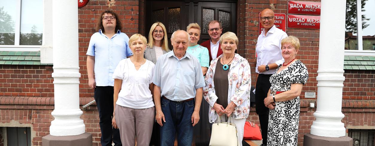 Członkowie Lublinieckiej Rady Seniorów przed Urzędem Miejskim 