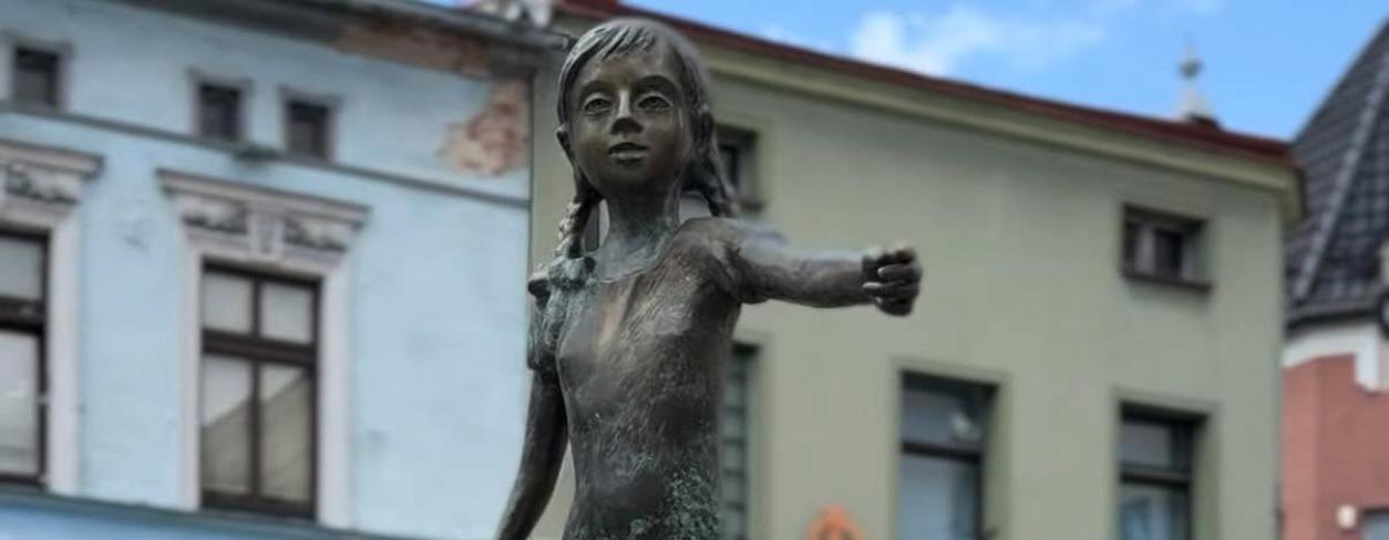 Fontanna Edyty Stein na rynku w Lublińcu