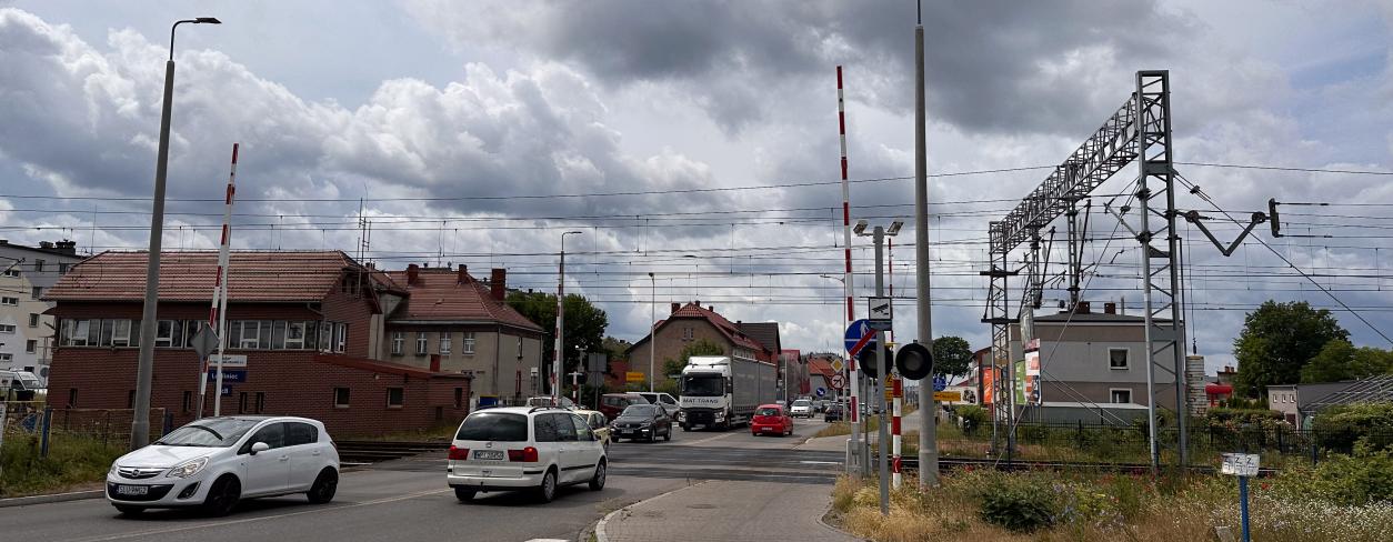 Samochody przejeżdżające przez przejazd 