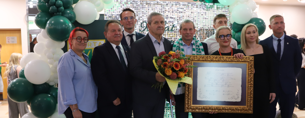 Władze miasta, radni Rady Miejskiej wraz z Zygmuntem Anczokiem w holu MDK