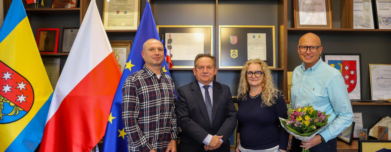 burmistrz miasta w gabinecie Zastępca Burmistrza Miasta  Gabriel Podbioł wraz z  Przewodniczącą Rady Miejskiej Iwoną Janic wraz z Radnym Adamamem Richterem  