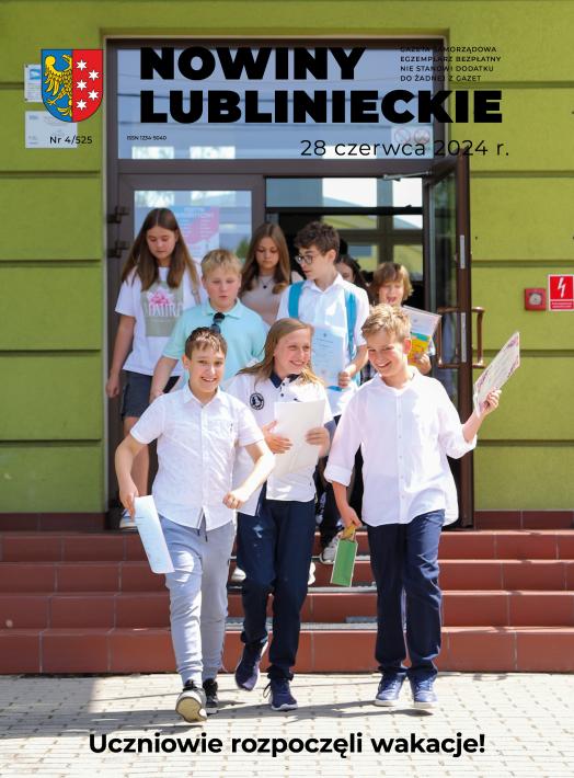 grupa uczniów szkoły podstawowej wychodzi ze szkoły w dzień zakończenia roku szkolnego ze świadectwami w rękach, trzech chłopców na pierwszym planie ubrani odświętnie w białe koszule i eleganckie spodnie 