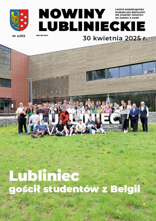 grupa studentów z Belgii wraz z władzami miasta przed budynkiem Lubiteki