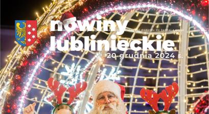 Świąteczna okłądka Nowin - Mikołaj stoi z trójką dzieci w bobmce