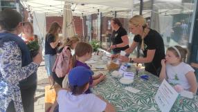 uczestnicy pikniku i instruktorzy przy stanowisku naturalnych peelingów i soli do kąpieli