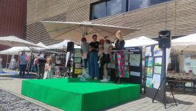 prowadzący piknik i dzieci na scenie występowej