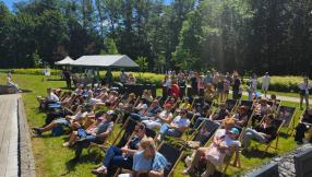 Widownia przed sceną, uczestnicy pikniku odpoczywają na leżakach