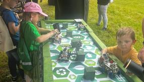 wyscigi robotów solarnych i rowery produkujące prąd