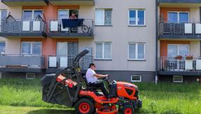 Burmistrz miasta Lublińca koszący trawę przy ul. Wilniewczyca w Lublińcu 