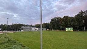 Latarnie z nowym oświetleniem na płycie boiska bocznego Stadionu miejskiego w Lublińcu