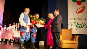 burmistrz miasta Lublińca Edward Maniura oraz Anna Jonczyk-Drzymała gratuluje i składa życzenia zespołowi